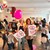 Zwei Frauen halten in Mitten von spielenden Kindern Plakate hoch Zwei Frauen halten in Mitten von spielenden Kindern Plakate hoch