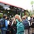 Schüler stehen vor einem Bus an