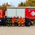 Insgesamt 16 Feuerwehrmänner und -frauen stehen vor dem Feuerwehrauto