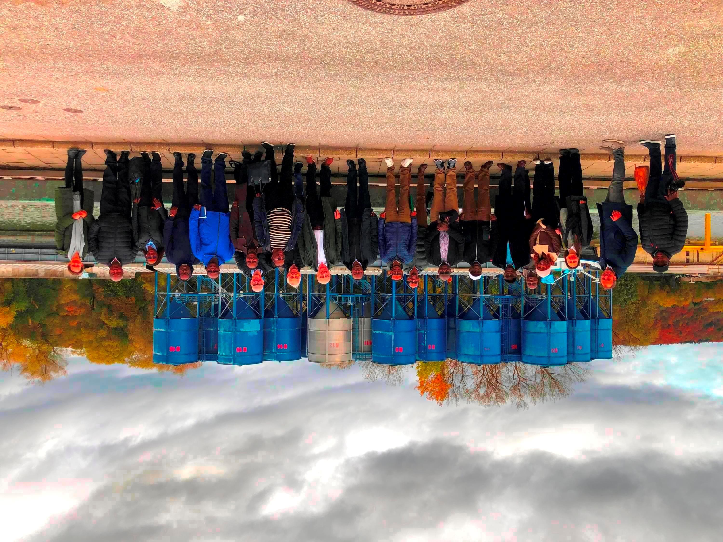 Ein Gruppenbild der Delegation aus Kenia im Hafen Kelheim