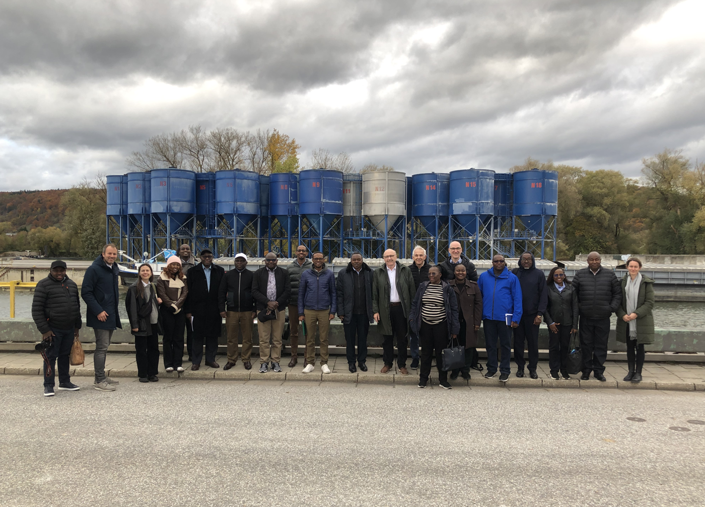 Ein Gruppenbild der Delegation aus Kenia im Hafen Kelheim