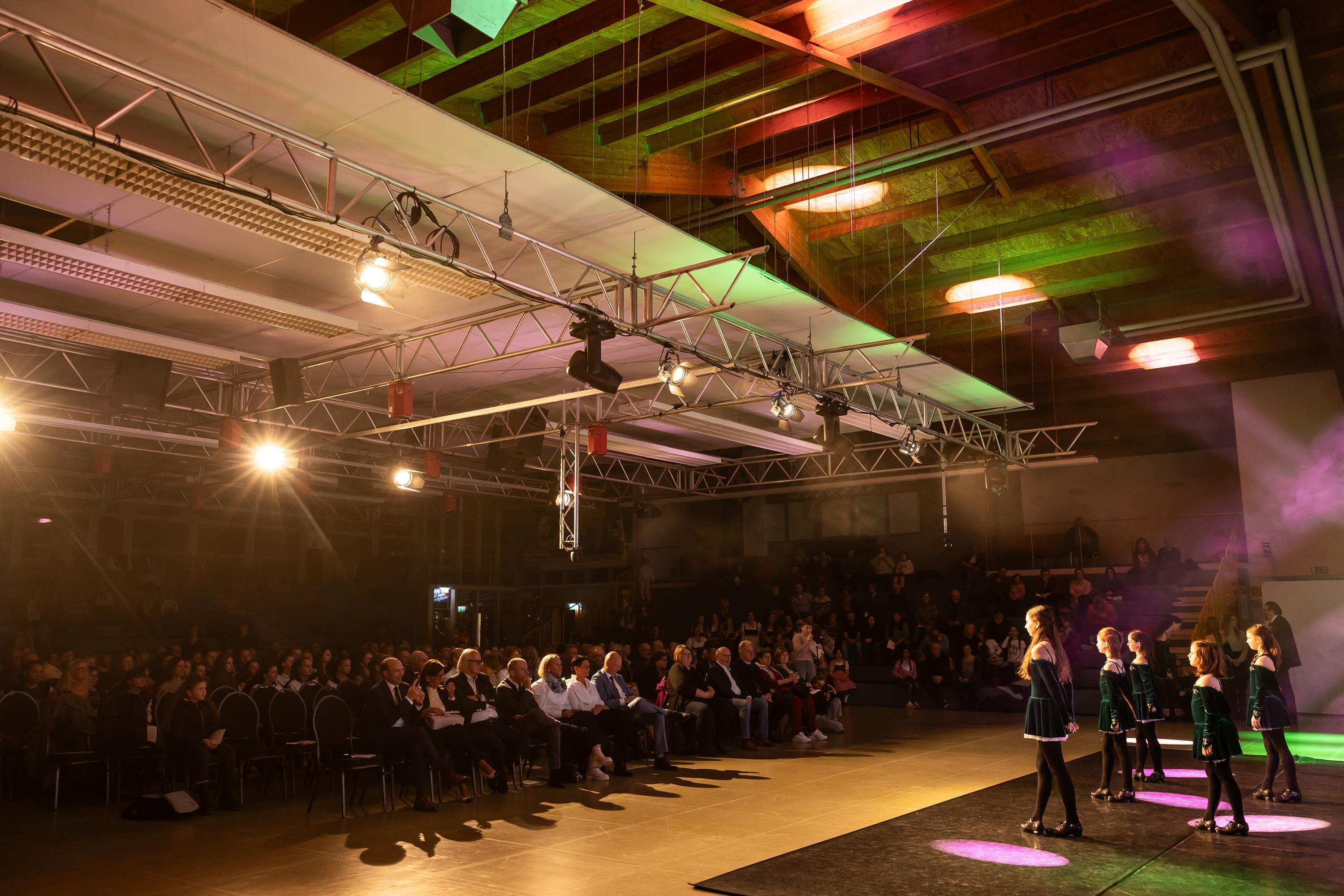 Tanzaufführung vor Publikum im Rahmen von Jugend gestaltet Freizeit