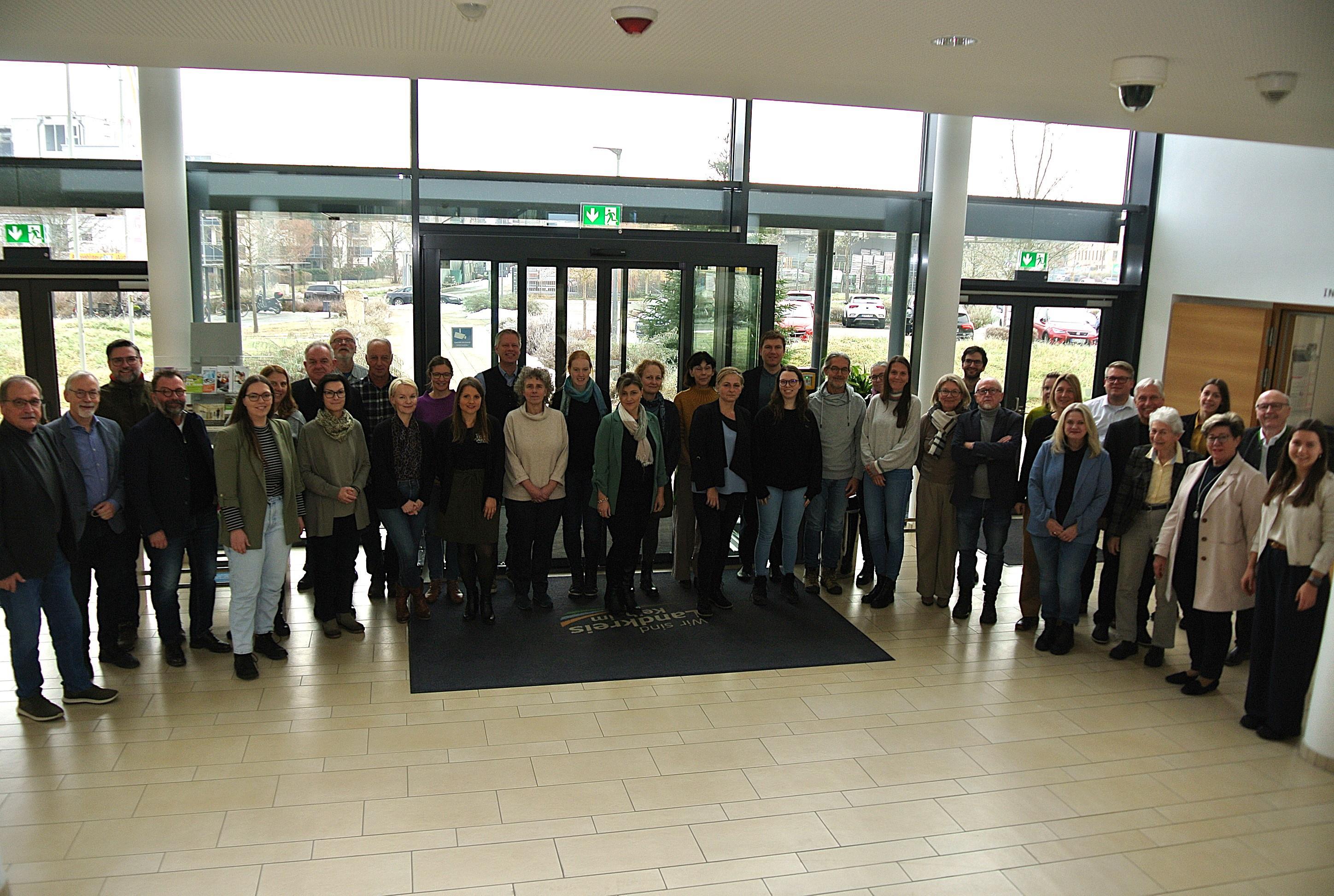 Die Teilnehmer des Gesundheitsforums im Foyer des Landratsamtes.