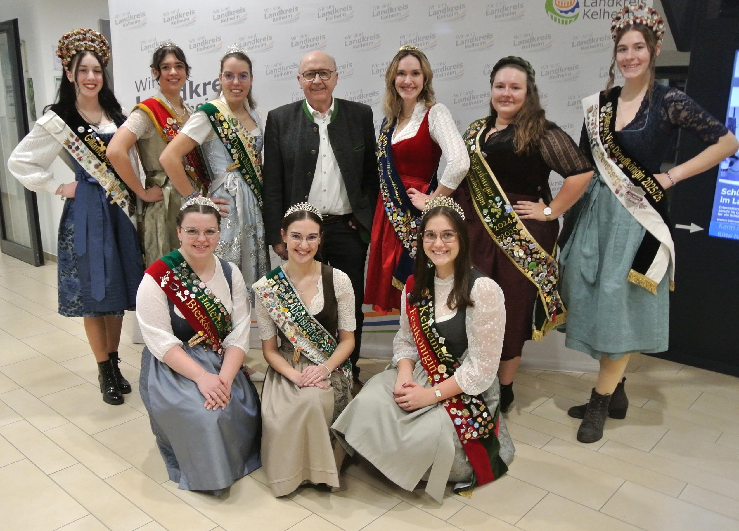 Hintere Reihe v.l.n.r.: Gillamoos-Dirndlkönigin Sonja Hoppe, Drei-Burgenkönigin Helene I. Schneider, Deutsche Zuckerrüben-Vizekönigin Laura Karl, Landrat Martin Neumeyer, Bayerische Weizenkönigin Andrea Necker, Siegenburger Hopfenkönigin 2024/2025 Julia Widmann, Gillamoos-Vize-Dirndlkönigin Anja Mittermeier Vordere Reihe knieend: Hallertauer Bierkönigin Lisa Massier, Abensberger Spargelkönigin Nora Aunkofer, Kelheimer Festkönigin Sabine Mathes 