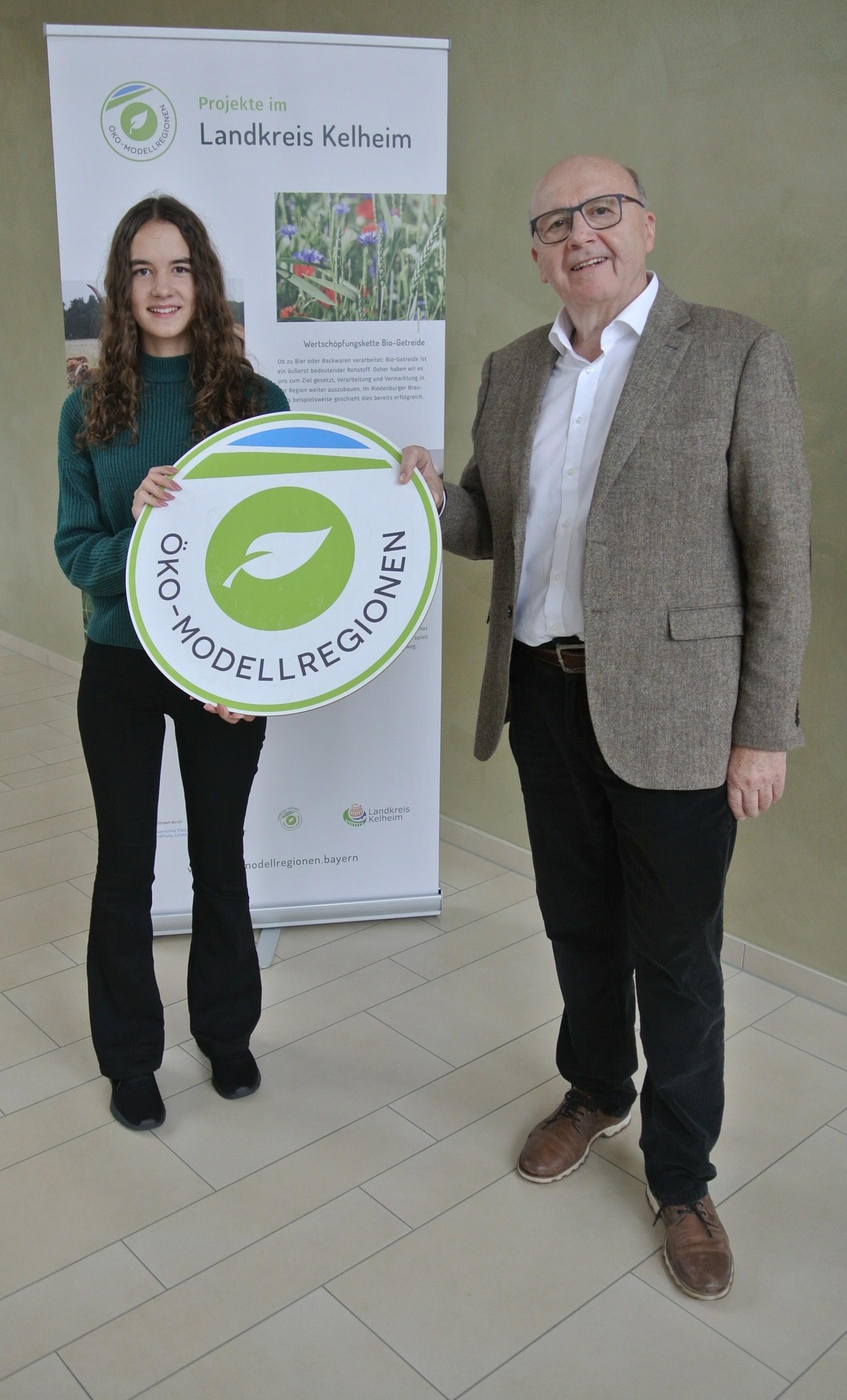 Martin Neumeyer begrüßt Sonja Rieger (l.)