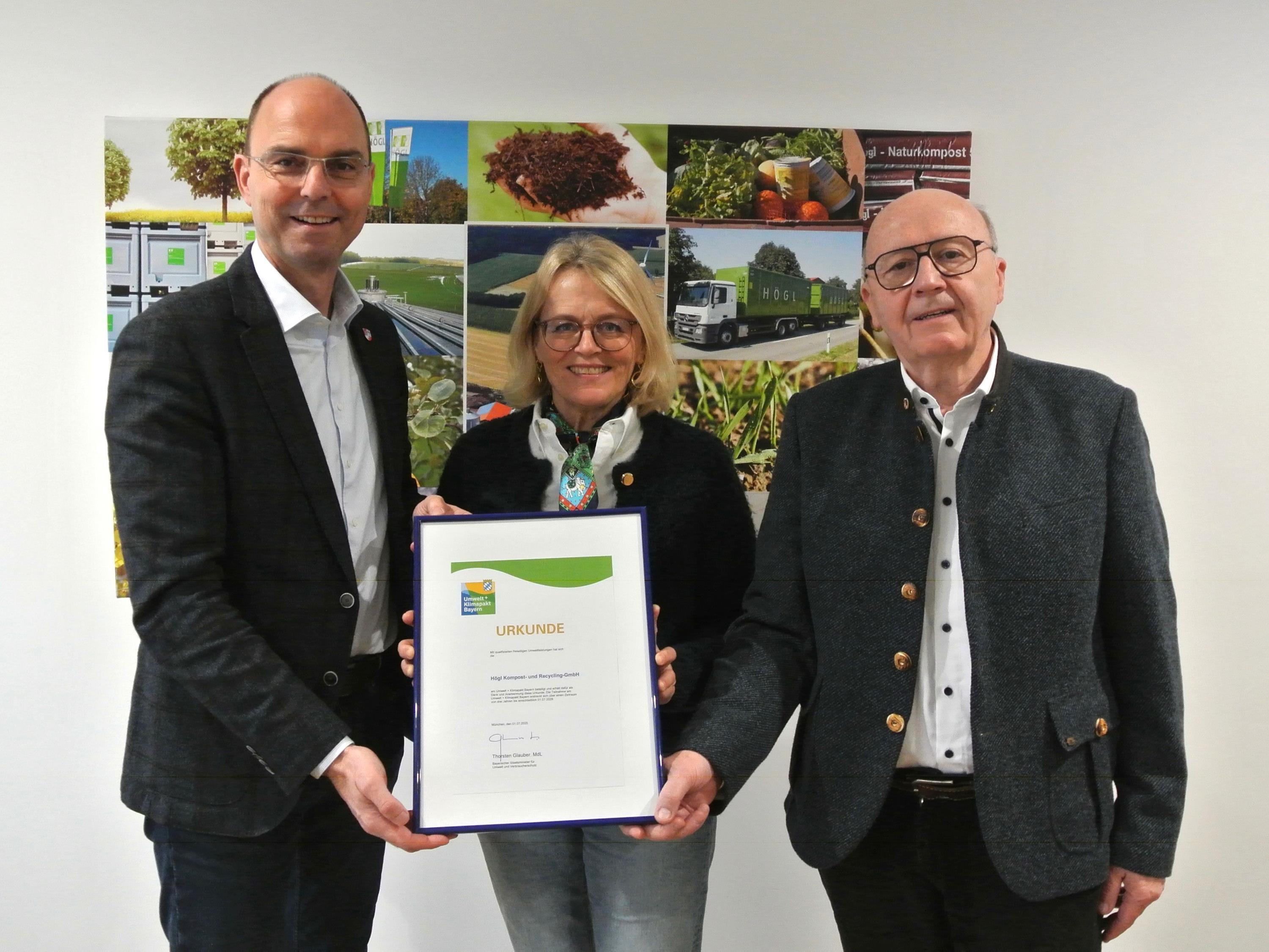 Das Foto zeigt Franz Högl, Rita Högl und den Landrat mit einer Urkunde