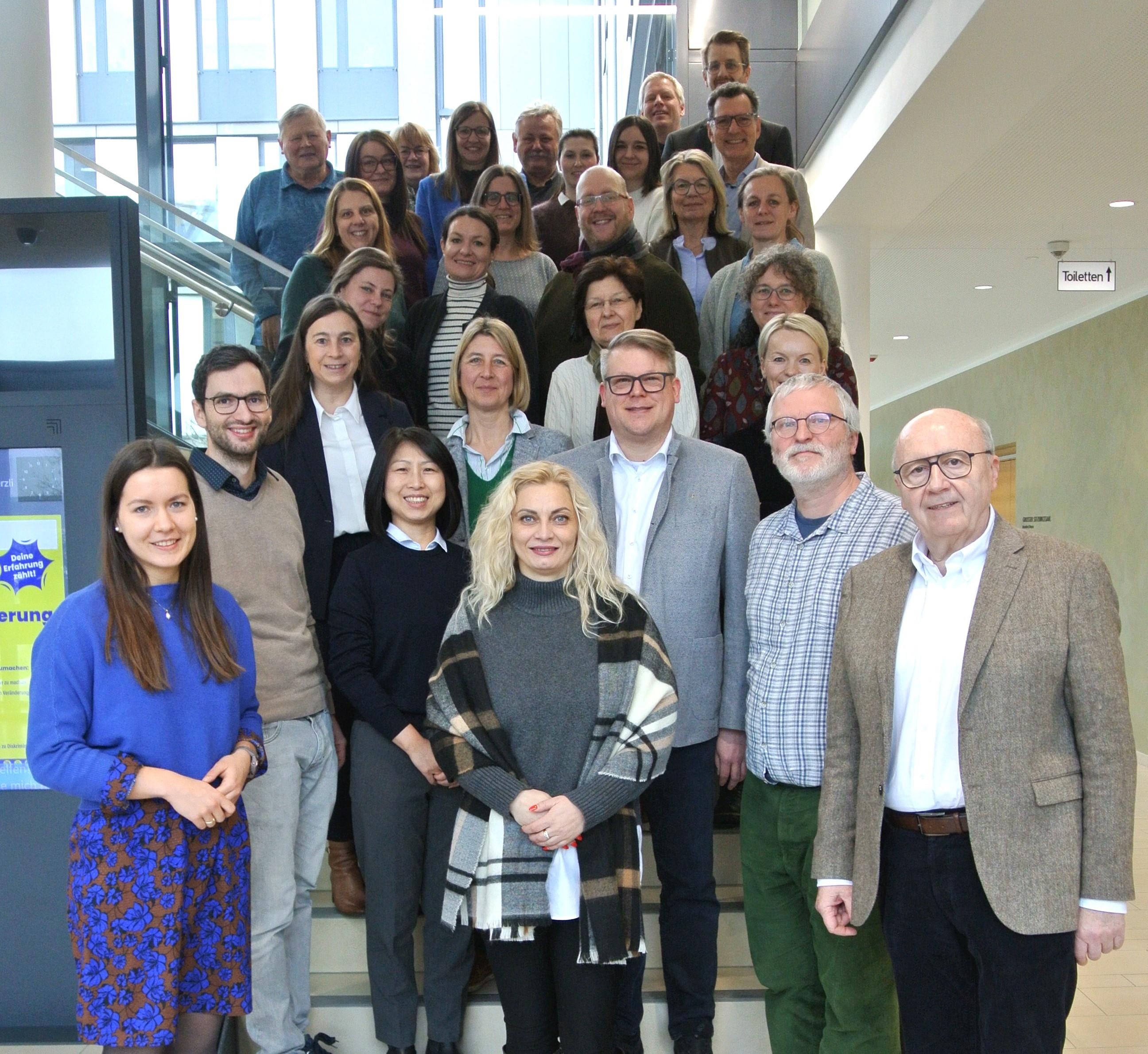 30 Akteure der Präventionskonferenz auf der Treppe im Landratsamt