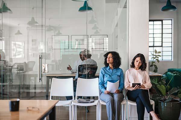 Zwei Bewerber warten auf das Vorstellungsgespräch
