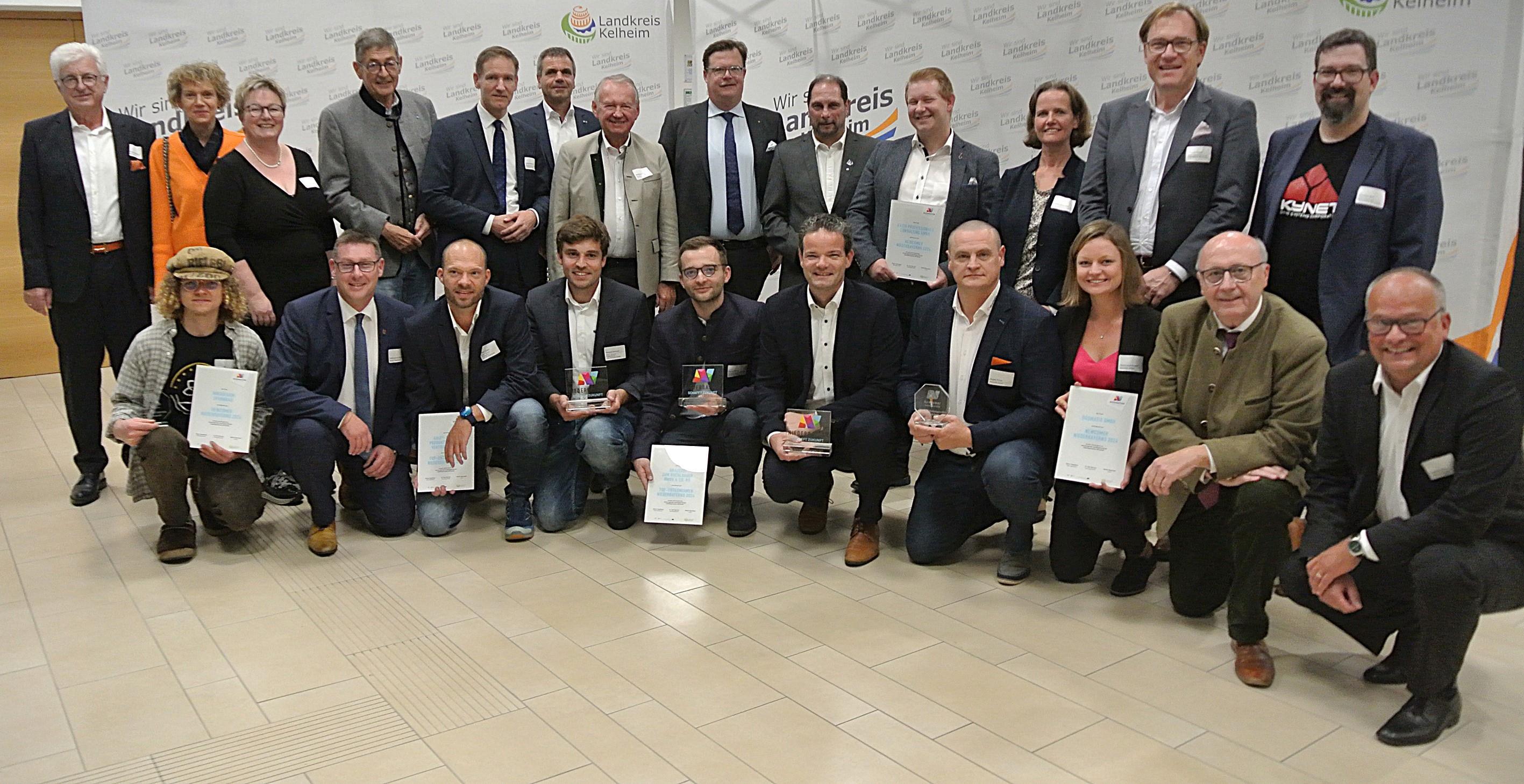 Ausgezeichnete Unternehmer präsentieren ihre Urkunden im Landratsamt.