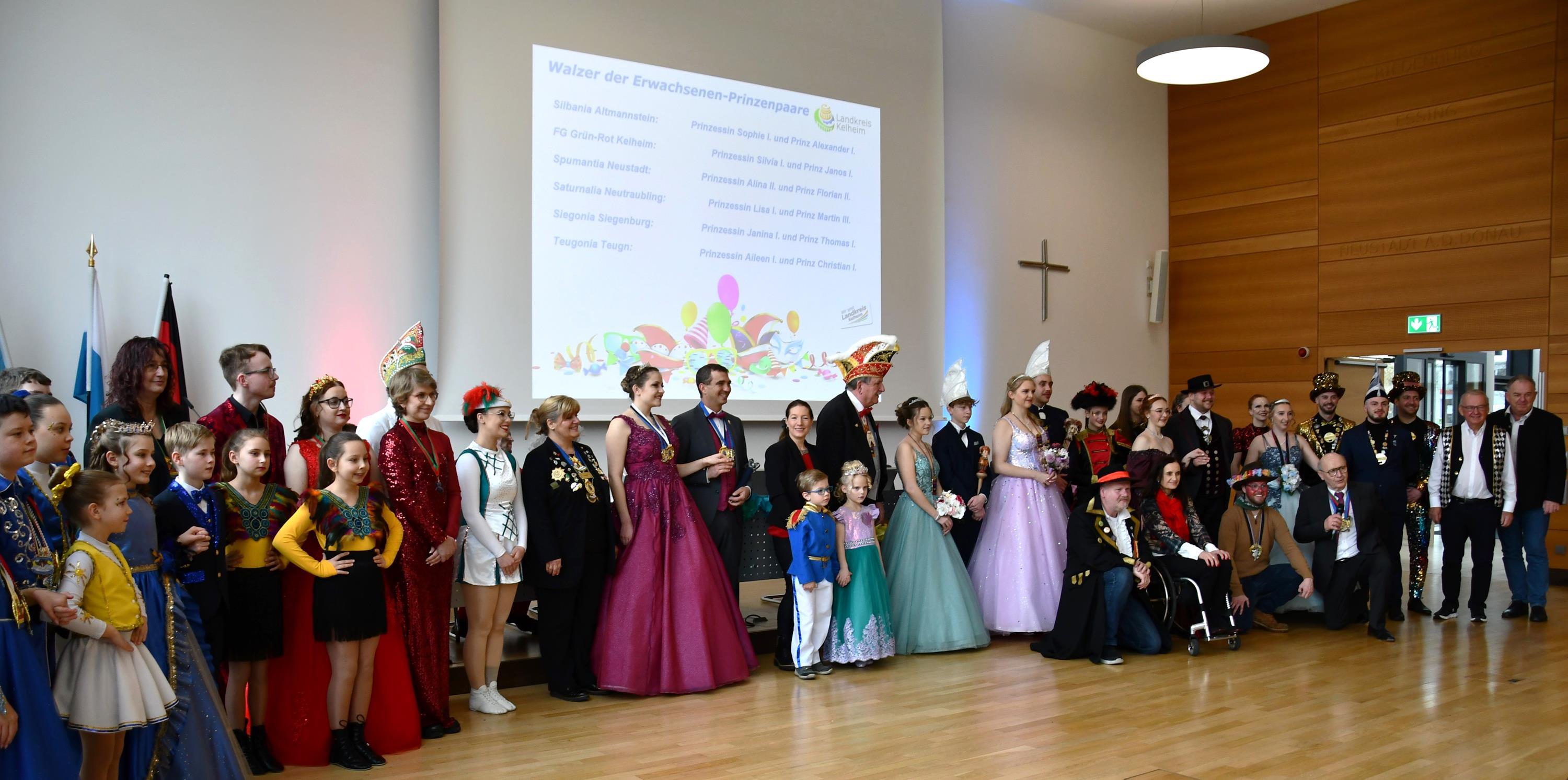 Faschingsgesellschaften mit Kreisräten, Bürgermeistern und Landrat