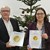 Landrat und Julia Körndl stehen vor Christbaum und präsentieren Siegel