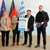 Der Regionalmanagement-Förderbescheid 2026-2028 wird übergeben.