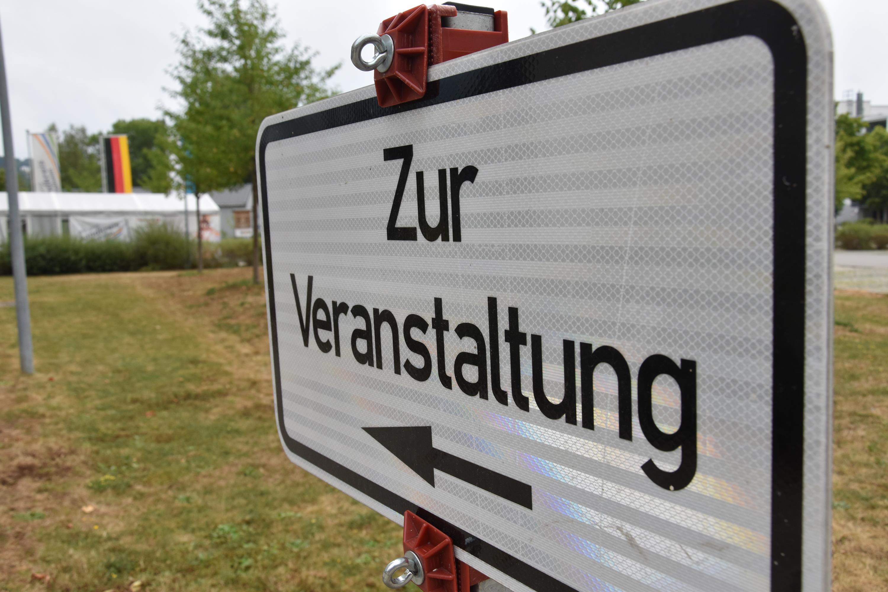 Auf einem Schild steht Zur Veranstaltung