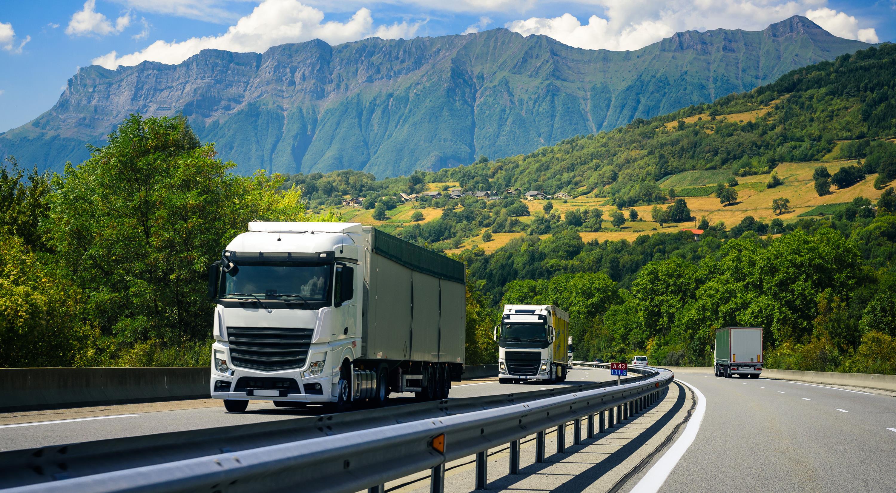 LKW fährt auf der Autobahn