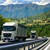 LKW fährt auf der Autobahn