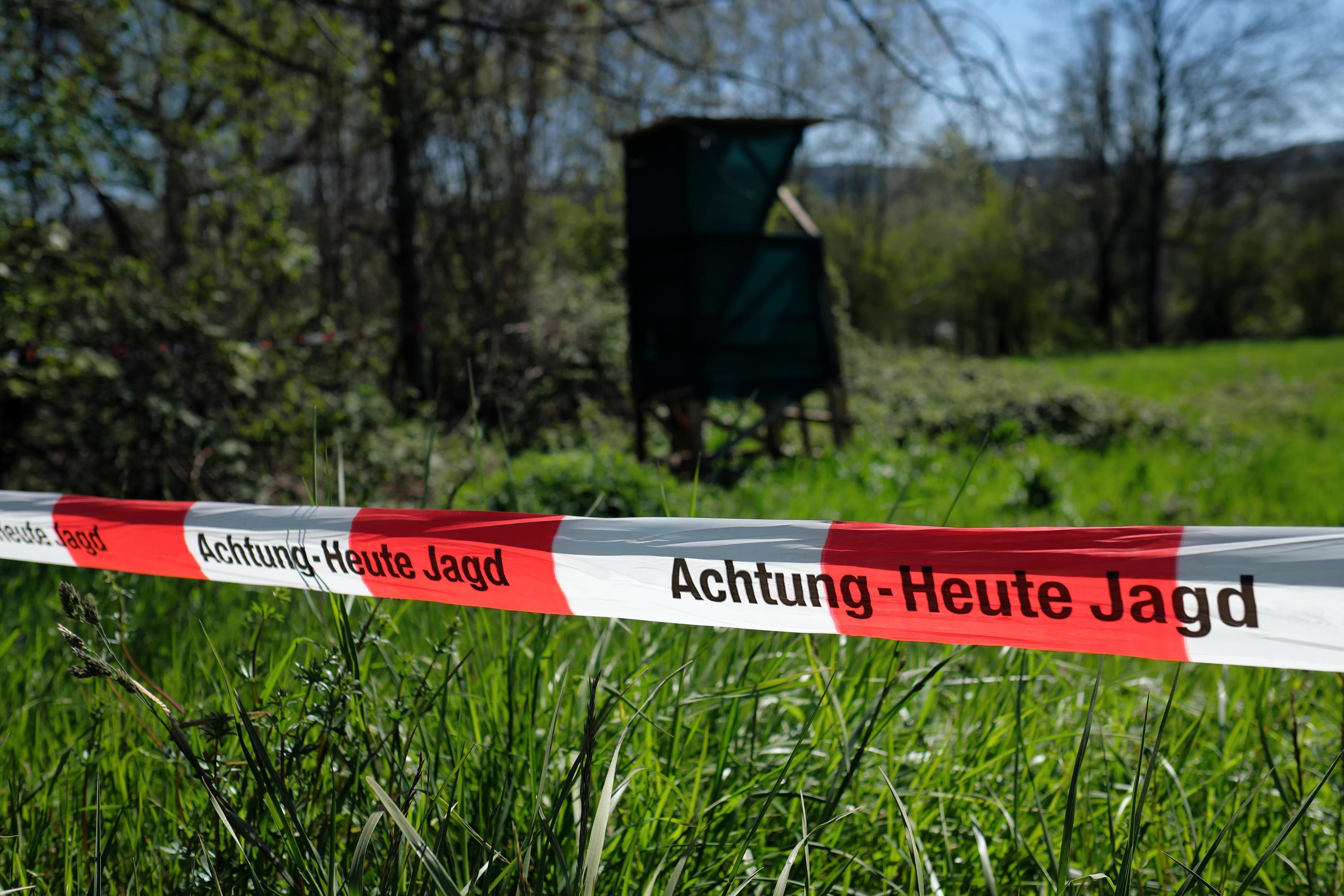 Absperrband vor Jäger-Hochsitz mit Aufschrift Achtung Heute Jagd