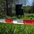 Absperrband vor Jäger-Hochsitz mit Aufschrift "Achtung Heute Jagd"