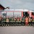 25 Feuerwehrmänner vor einem Feuerwehrauto