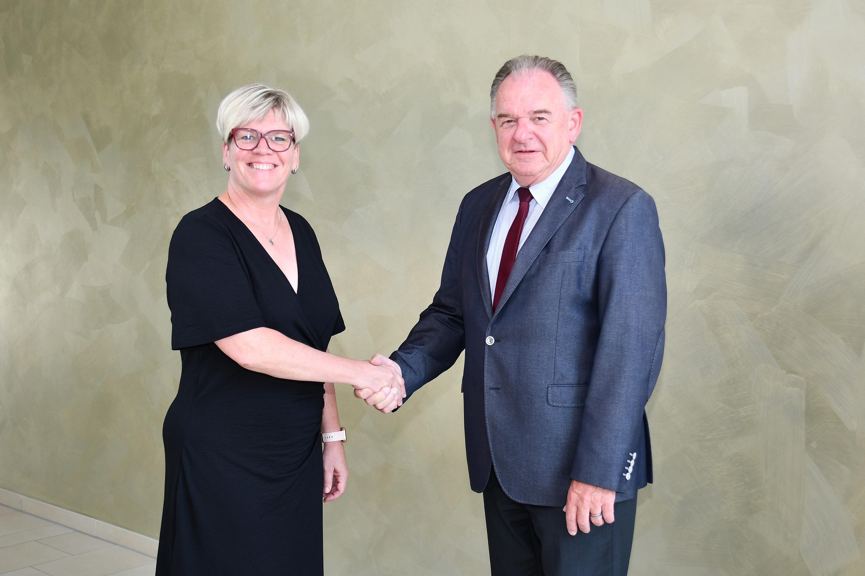 Landrat Christian Nerb gratuliert Heike Huber