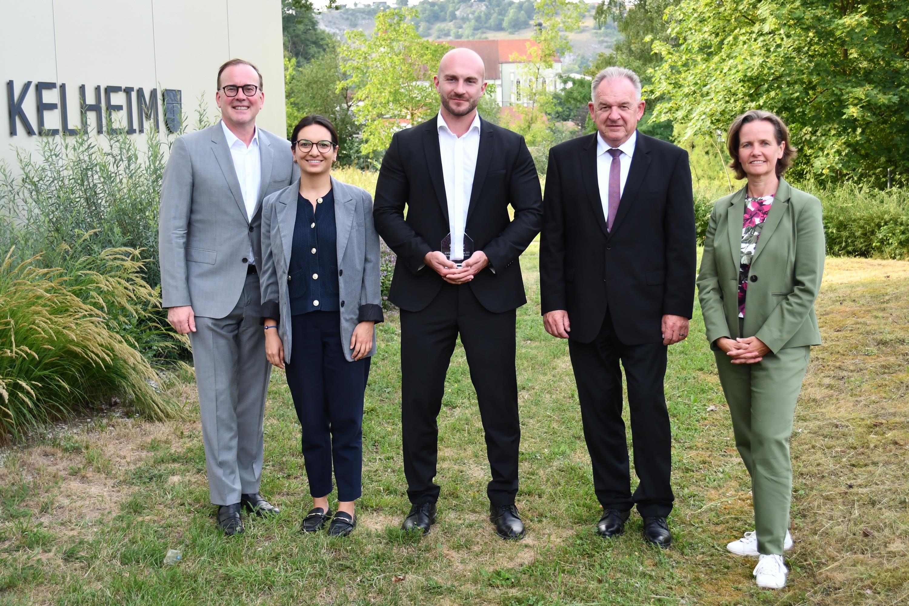 Menschen stehen nebeneinander und präsentieren ihre Auszeichnung