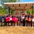 3 Erwachsene und 11 Jugendliche mit Geschenken und Pokal im Arm