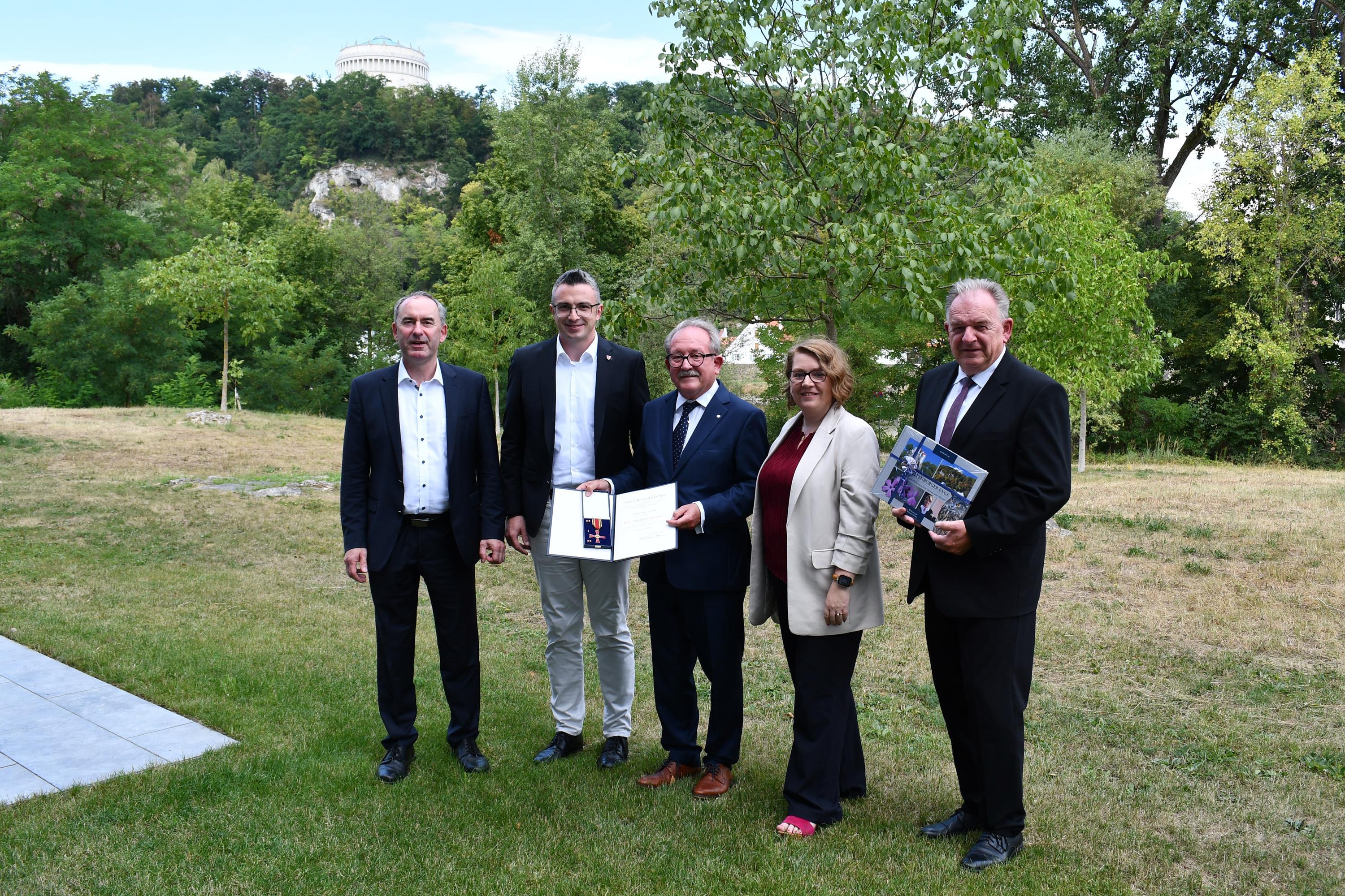 Gruppenfoto von Vertretern der Politik mit Franz Peter Sichler