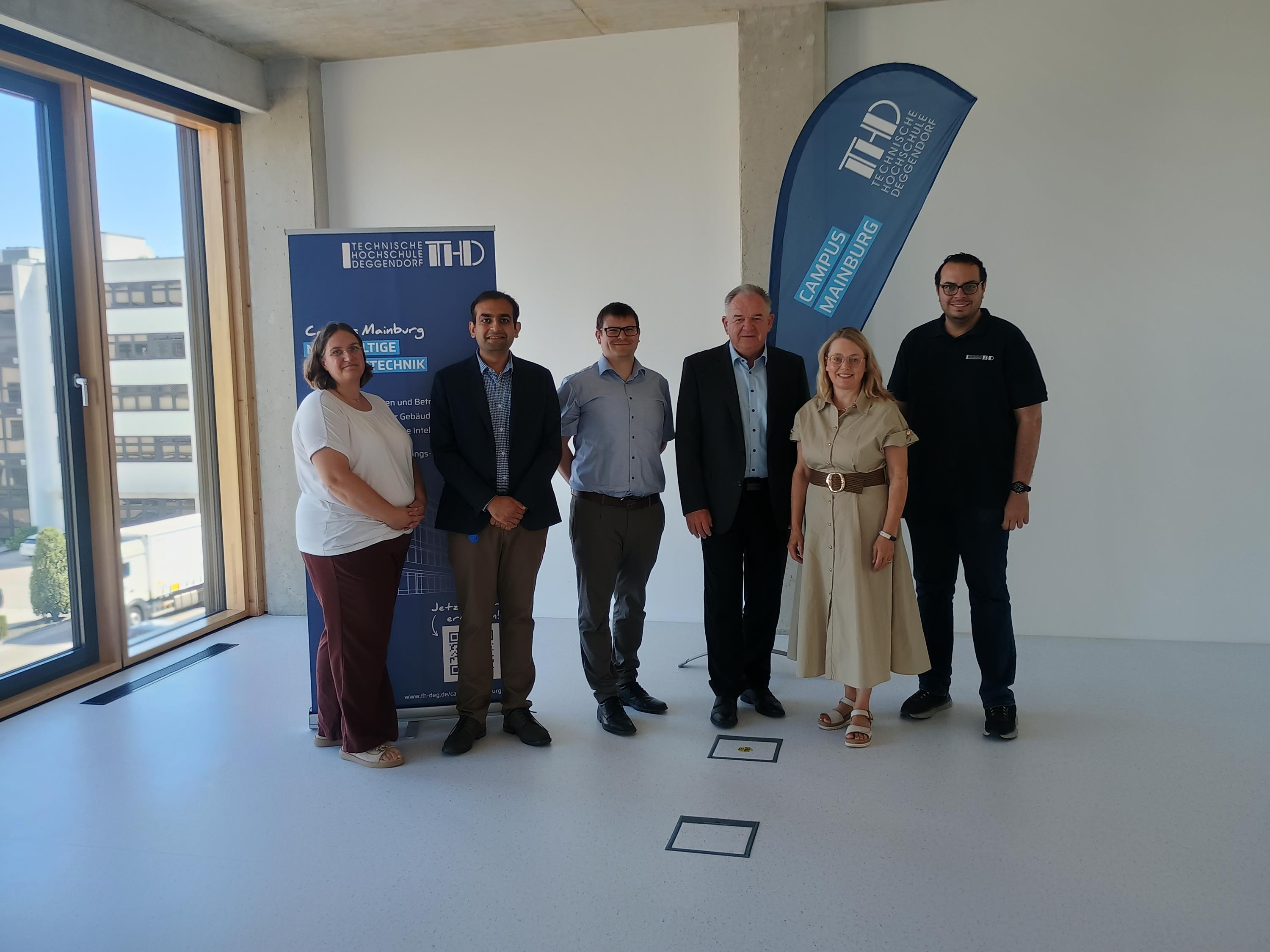 Landrat Christian Nerb mit Vertretern des THD Campus Mainburg 