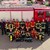 19 Feuerwehrmänner stehen neben einem Feuerwehrauto
