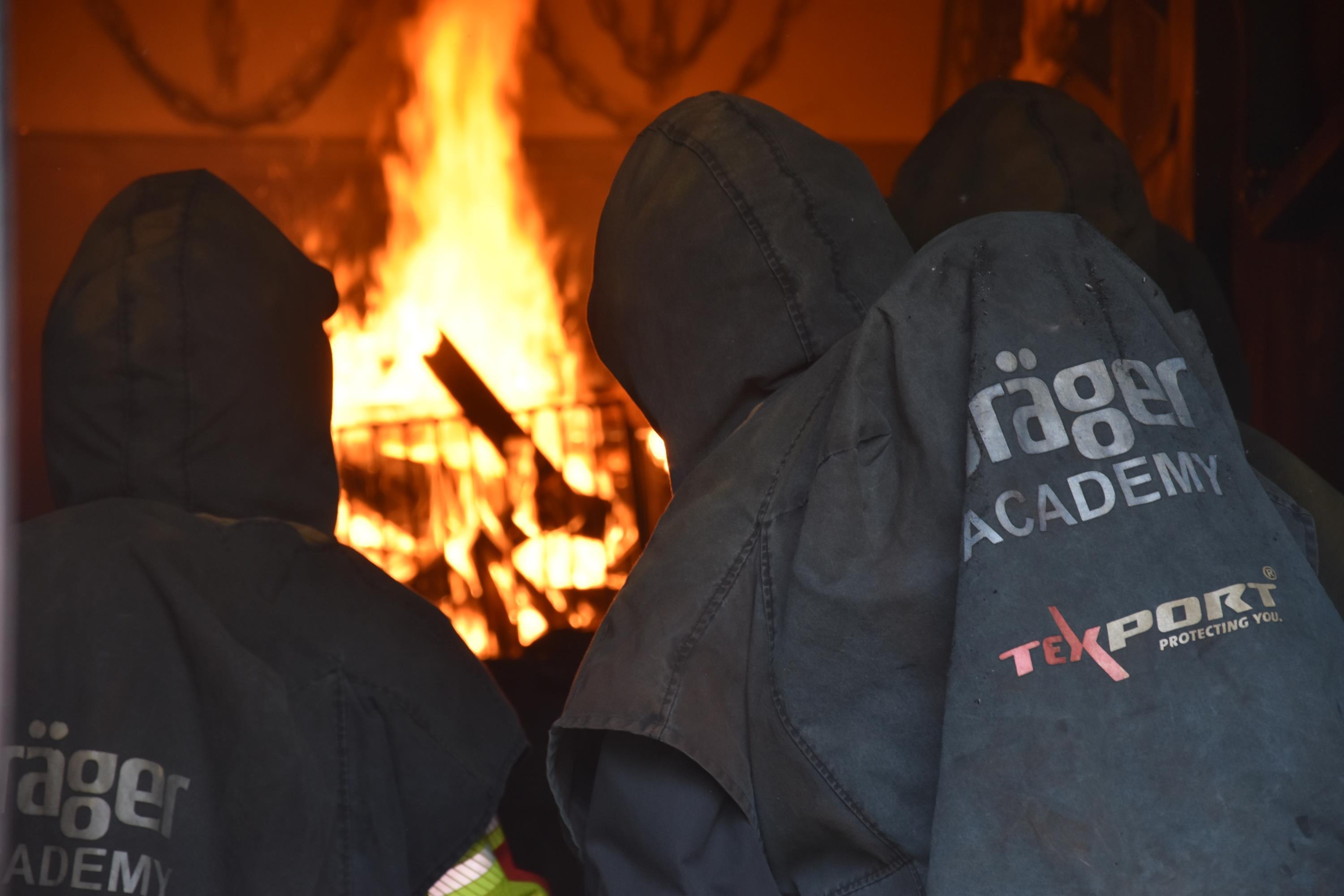 Atemschutzgeräteträger trainieren im Brandübungscontainer in Saal