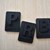 Drei schwarze Sticker mit den Buchstaben P, R und B auf Holztisch