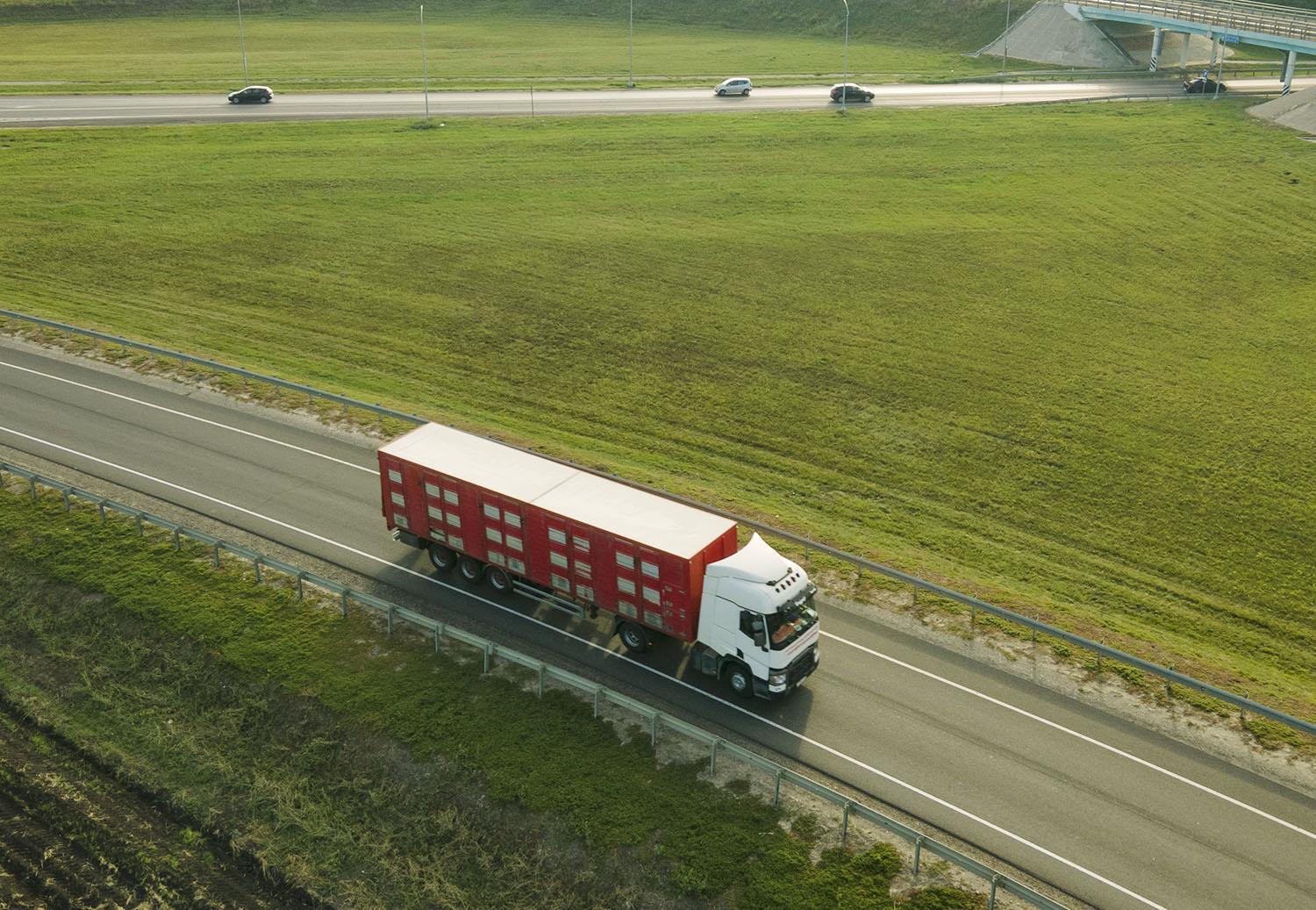 Luftaufnahme eines Tiertransporters