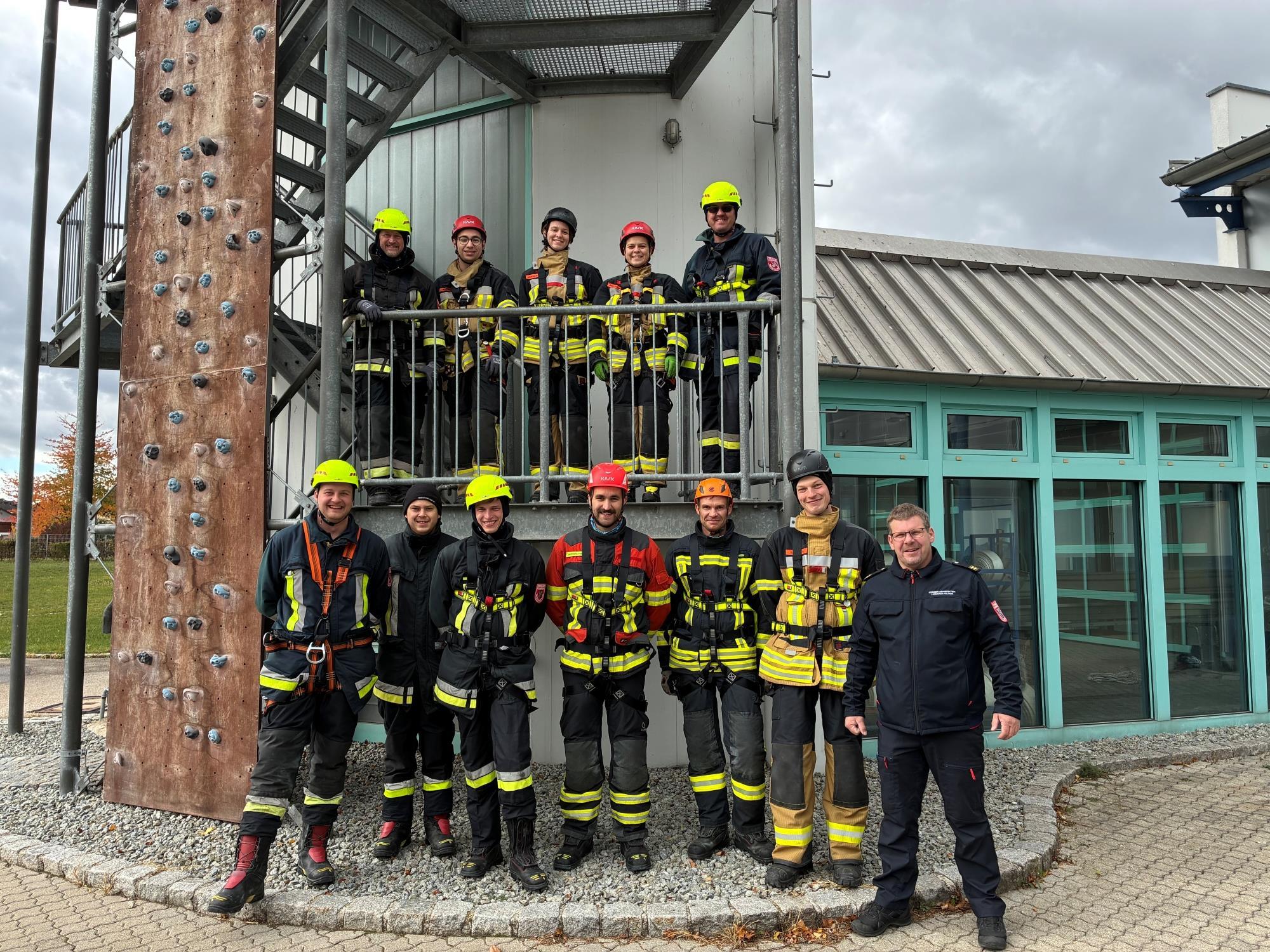 Feuerwehrmänner und -frauen stehen zusammen für ein Gruppenfoto