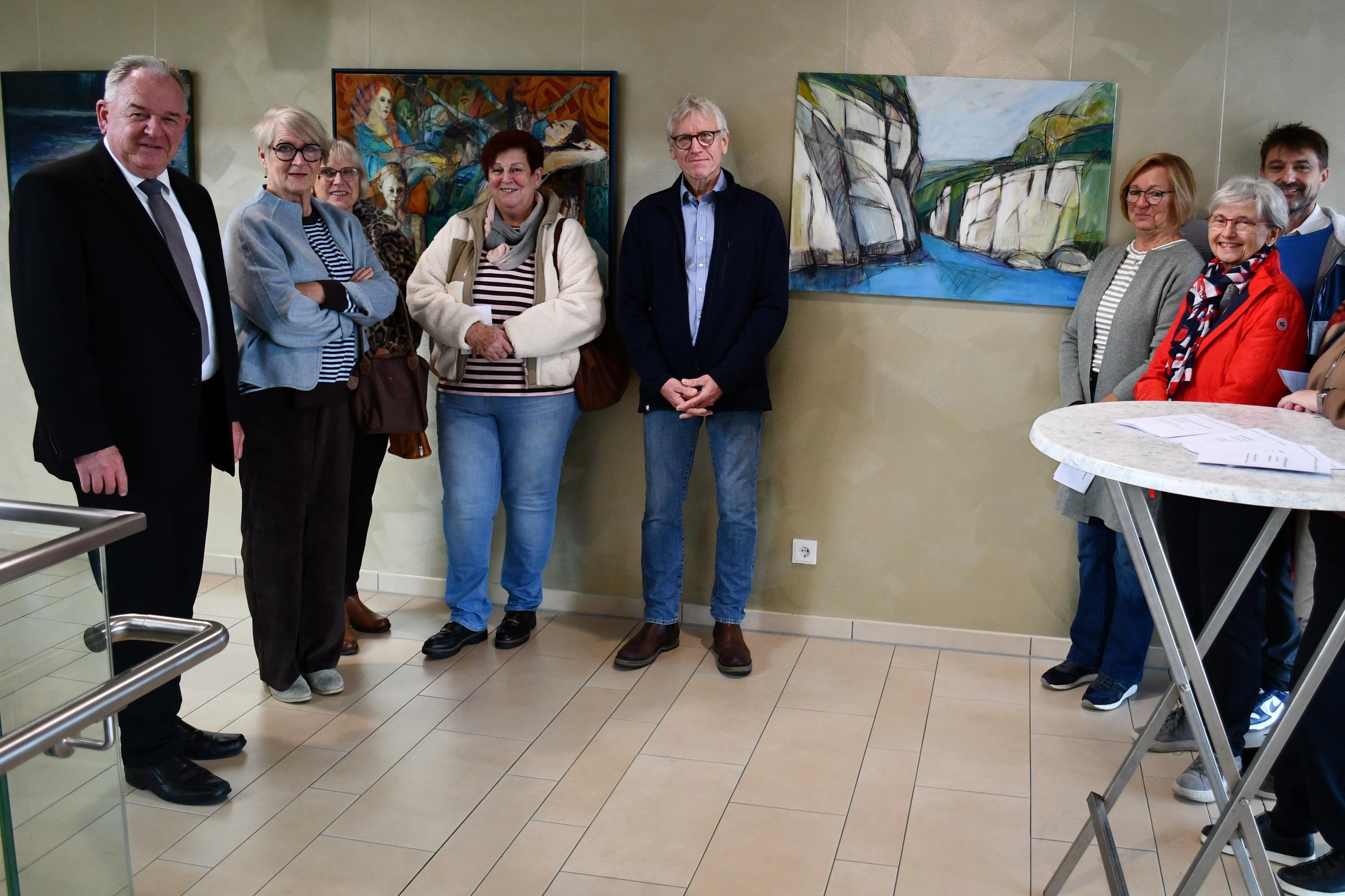 Die Besucher der Ausstellung umringen Günter Bachhuber