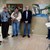 Die Besucher der Ausstellung umringen Günter Bachhuber