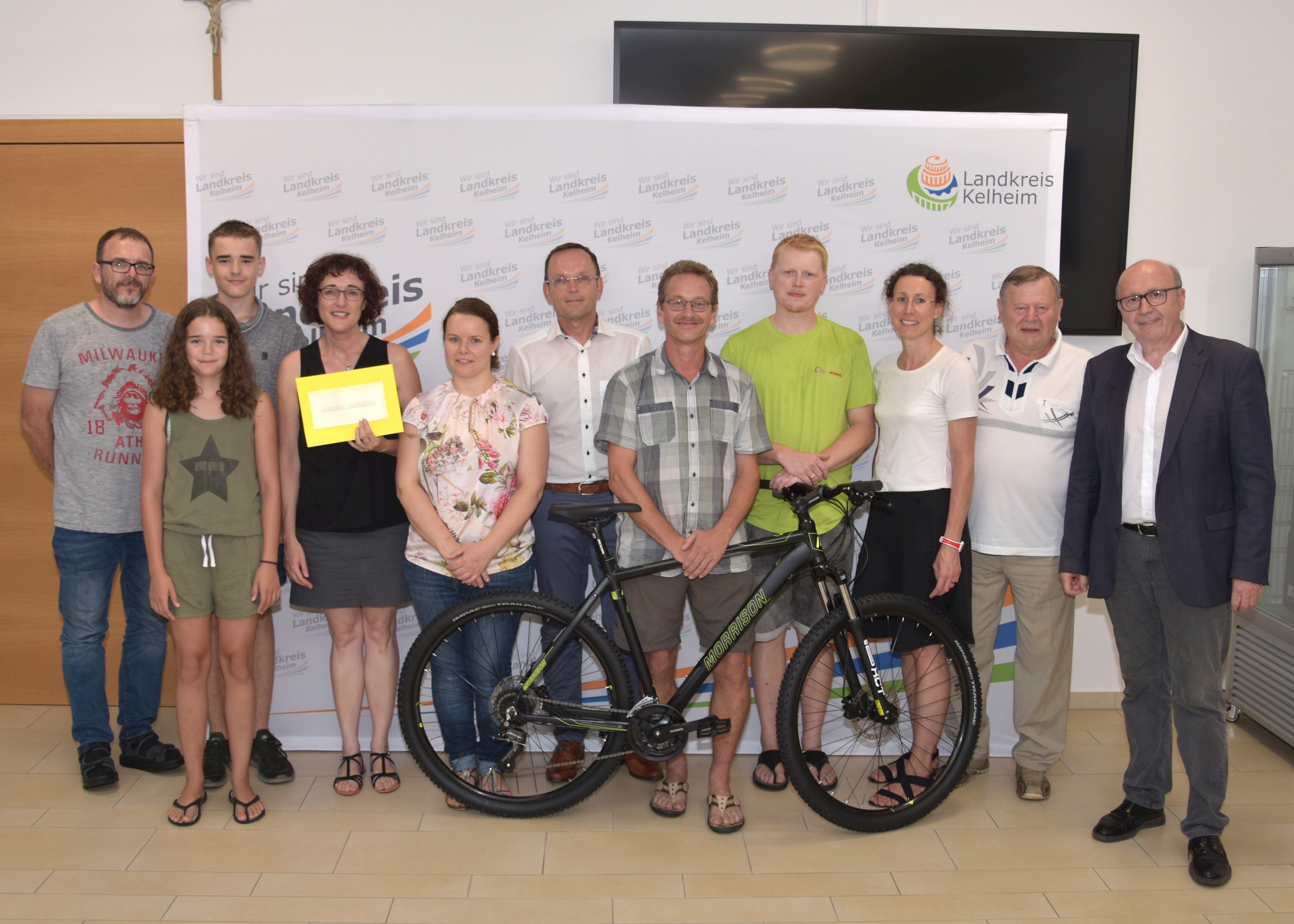 Die glücklichen Gewinner der Aktion Mit dem Rad zum Sport mit Landrat Martin Neumeyer und Julia Schönhärl vom Regionalmanagement