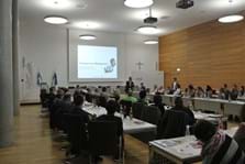 Referent mit Teilnehmer im Sitzungssaal des Landratsamtes Kelheim