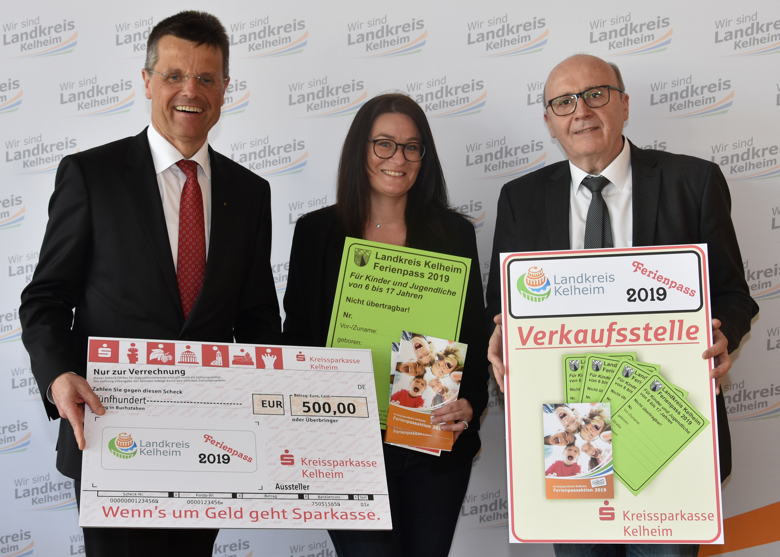 Vorstandsvorsitzender Dieter Scholz, Kreisjugendpflegerin Kerstin Kandlbinder und Landrat Martin Neumeyer stellen die Ferienpassaktion 2019 vor