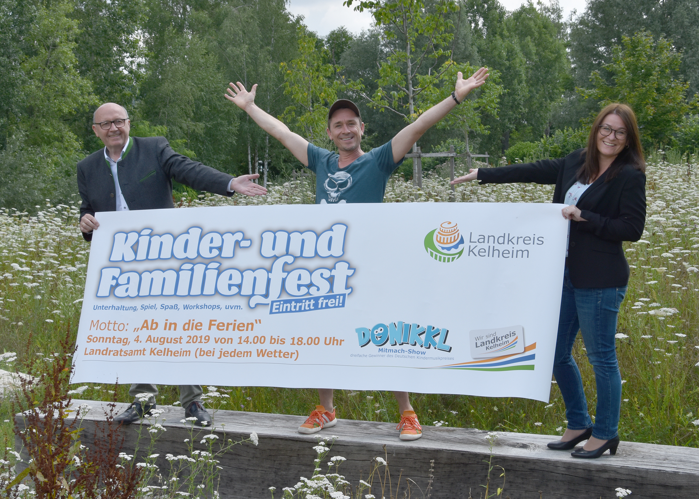 Foto v.l.n.r.: Landrat Martin Neumeyer, DONIKKL und Kerstin Kandlbinder, Kreisjugendpflegerin.