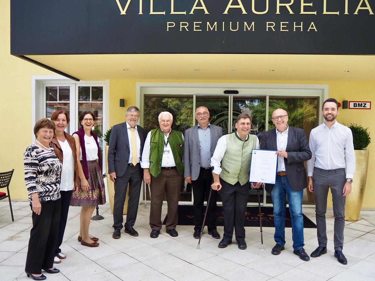 Foto v.l.: Kreisrätin Ursula Brandlmeier, stv. Stabsstellenleiterin Wirtschaftsförderung Martina Wimmer, Assistentin der Geschäftsführung Michaela Memmel, Geschäftsführer Claus Seitz, Karl Zettl II, 1. Bürgermeister von Neustadt Thomas Reimer, Inhaber Karl Zettl III, Landrat Martin Neumeyer, Stabsstellenleiter Wirtschaftsförderung Robin Karl