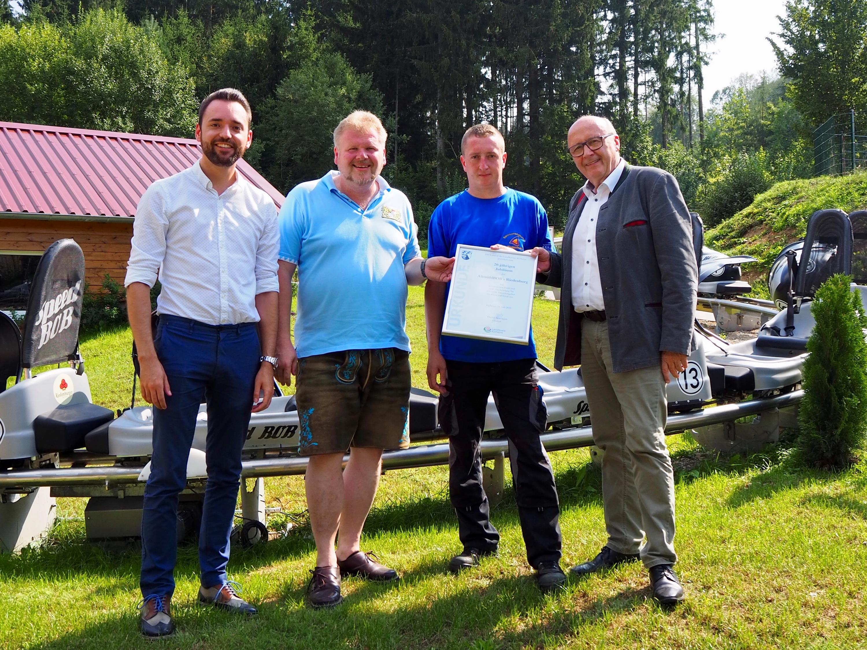 Fotoquelle: Robin Karl, Stabsstelle Wirtschaftsförderung/Regionalmanagement
Foto: Stabsstellenleiter Wirtschaftsförderung Robin Karl, 1. Bürgermeister von Riedenburg Siegfried Lösch, Betriebsleiter Franz Bühler, Landrat Martin Neumeyer