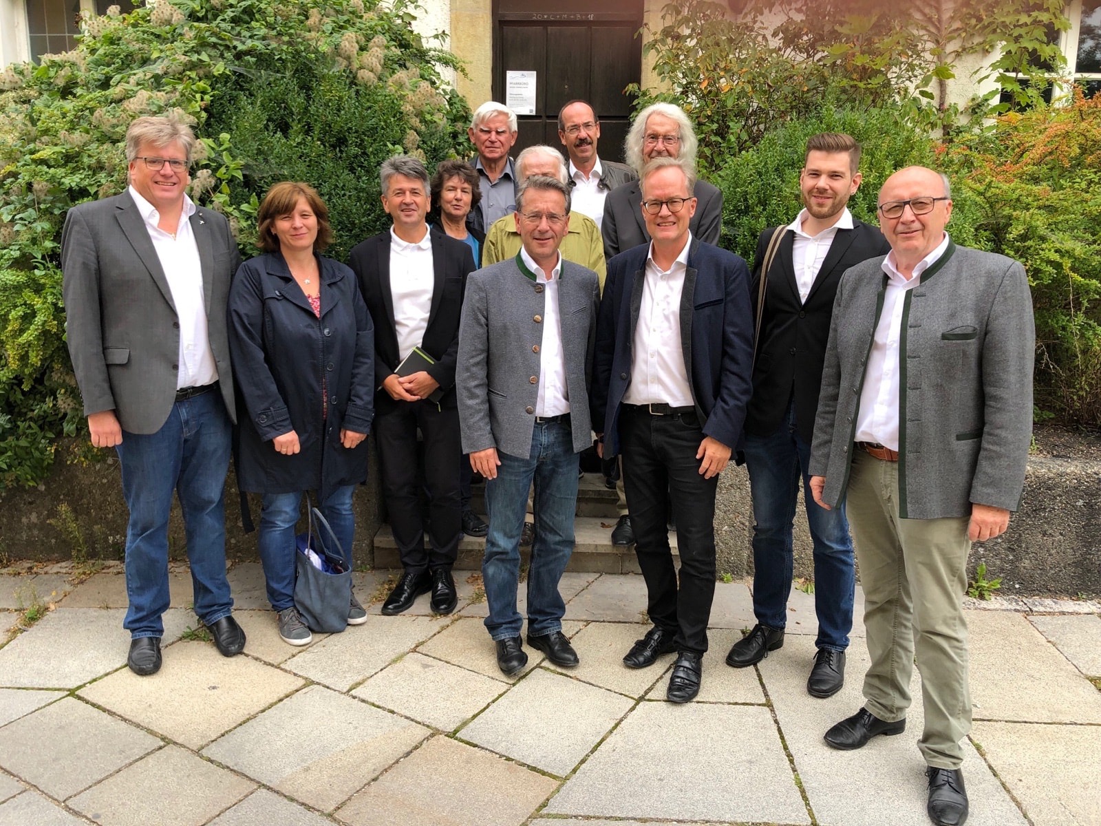 Die Teilnehmer der Denkmaltour mit Generalkonservator Mathias Pfeil vor dem Pfarrhaus in Kelheim