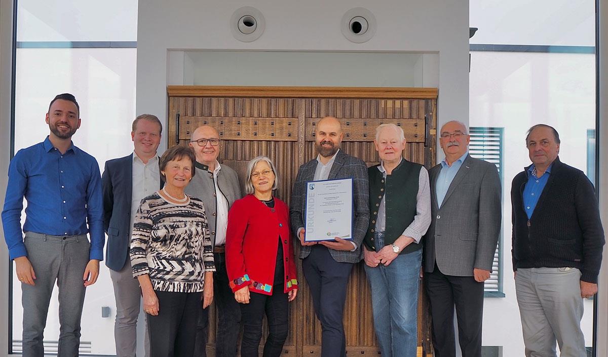 Stabsstellenleiter Wirtschaftsförderung Robin Karl, Bereichsleiter Sebastian Schrott, Kreisrätin Ursula Brandlmeier, Landrat Martin Neumeyer, Kreisrätin Johanna Werner-Muggendorfer, Geschäftsführender Gesellschafter Ludwig Reng jun., Firmengründer Ludwig Reng sen., Neustadts 1. Bürgermeister Thomas Reimer, Kreisrat Konrad Dichtl