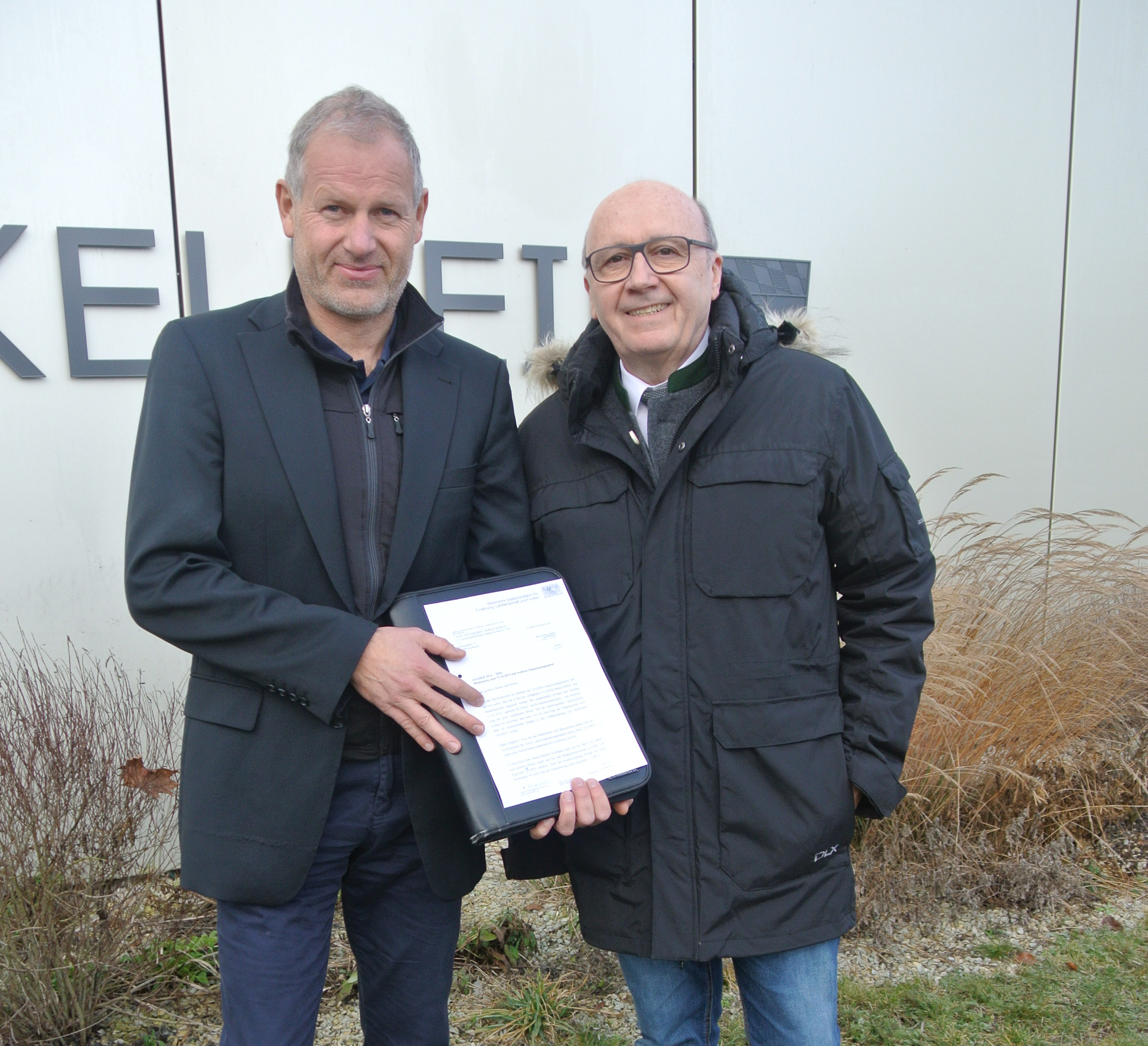 Landrat Martin Neumeyer und Geschäftsführer Klaus Amann freuen sich über zusätzliche Leader-Fördermittel