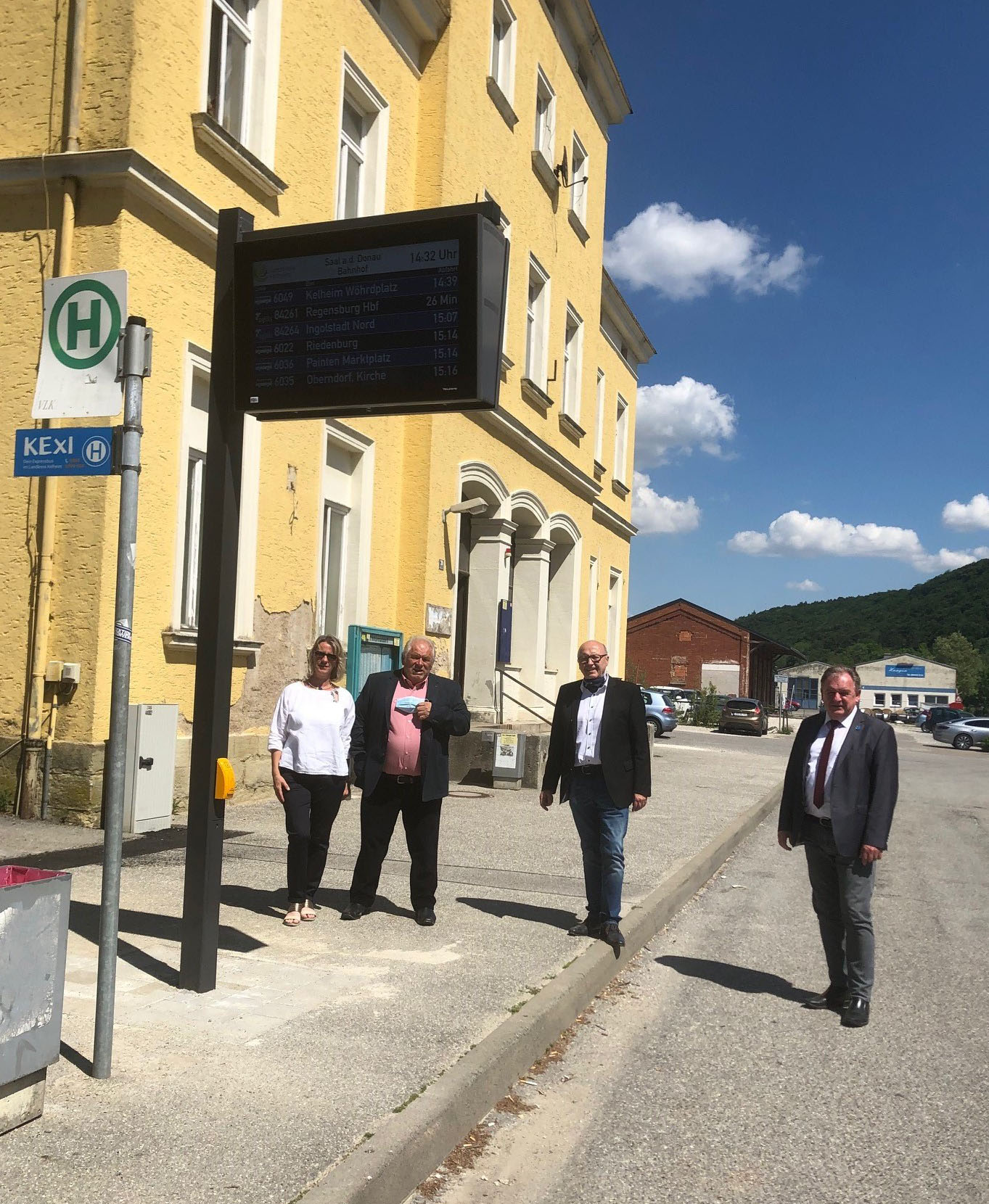 v.l.n.r. Elke und Franz Kürzl, Landrat Martin Neumeyer und Bürgermeister Christian Nerb nehmen den digitalen Monitor offiziell in Betrieb