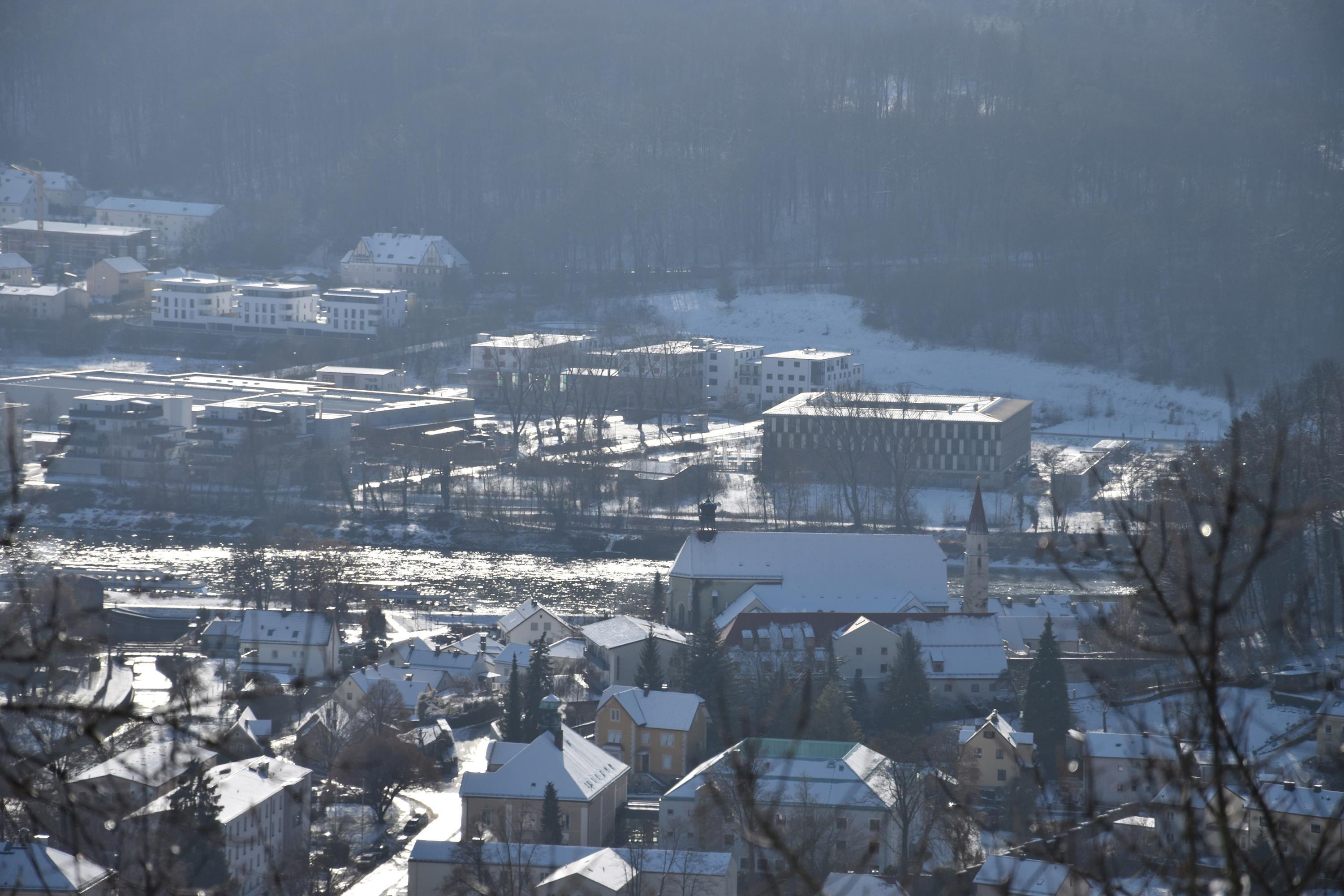 Das Landratsamt Kelheim umhüllt von Schnee